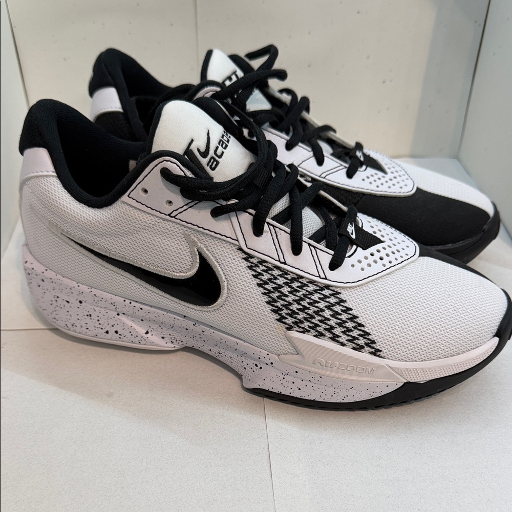 Nike Low-Top Basketball Men's White and Black Basketball Shoe NWOT